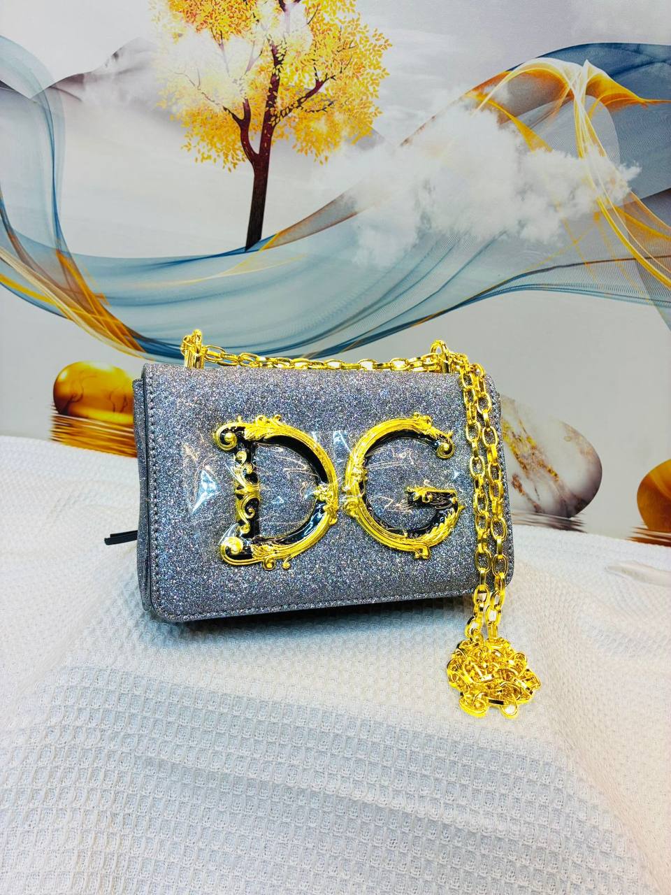 D&G
Best quality WITH BOX
65 dhs💛 offer 
size 19CM

Zain290
♥️♥️♥️