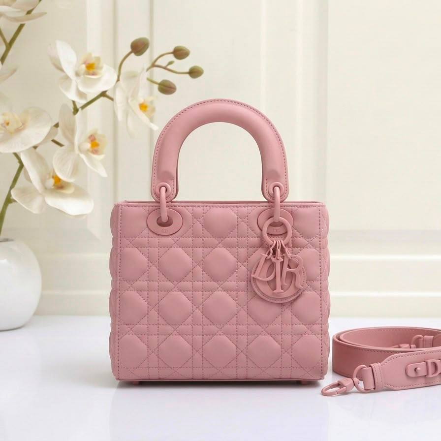 Dior
High quality 
Size：20cm
With box 
120 dhs🇦🇪🇦🇪

Zain50
♥️♥️♥️