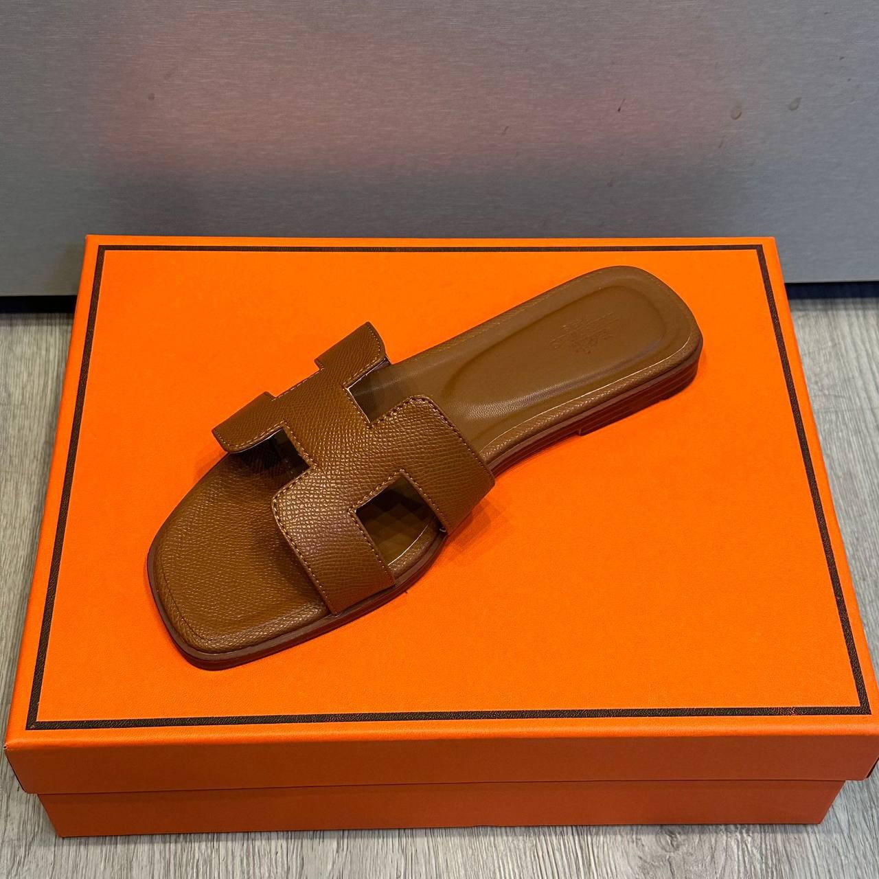 Hermes 

Size 36 to 42 
100 dhs✅

Zain183
♥️♥️♥️