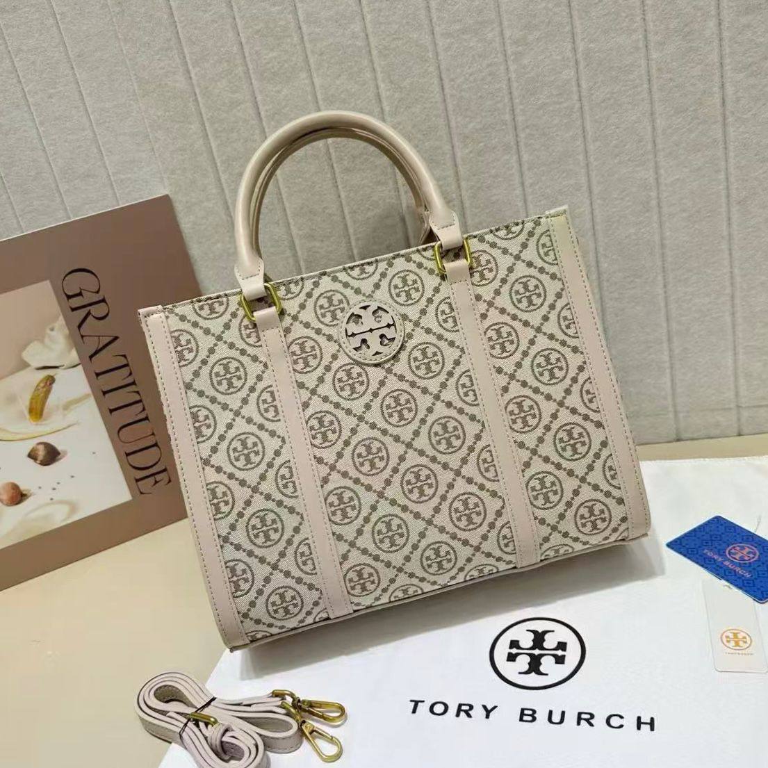 TORY BURCH 
NEW CAME GOOD QUALITY 

100 dhs👑
Size:30cm

Zain39
♥️♥️♥️