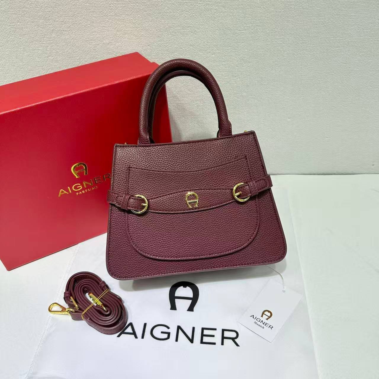 Aigner
105 dhs❣️ 

SIZE：24cm
GOOD quality 


with box
🎁🎁🎁

Zain35
♥️♥️♥️