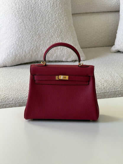 Hermes kelly togo 25cm💕
master quality😍

with box❤️
🎁🎁🎁

400 dhs🪙💕

Zain52
♥️♥️♥️