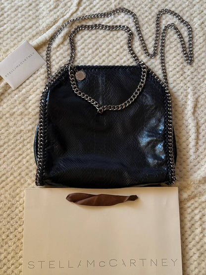 STELLA McCARTNEY
25cm
350 dhs🪙🌨️
Top quality

Zain167
♥️♥️♥️
