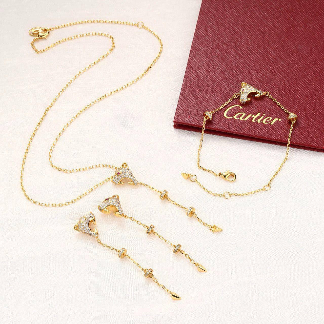 Cartier set* 🦋
Necklace 
Bracelet 
Earrings 
Master quality ☘️

180 dhs🪙🖤 normal box 📦

Zain48
♥️♥️♥️