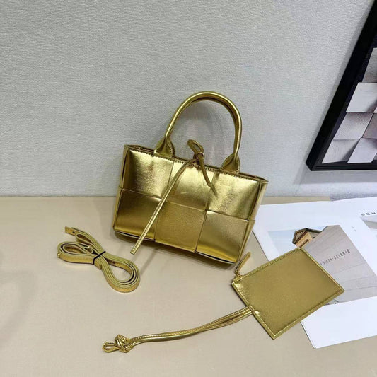 Bottega veneta 

with box 
🎁🎁🎁

90 dhs❤️

Zain177
♥️♥️♥️