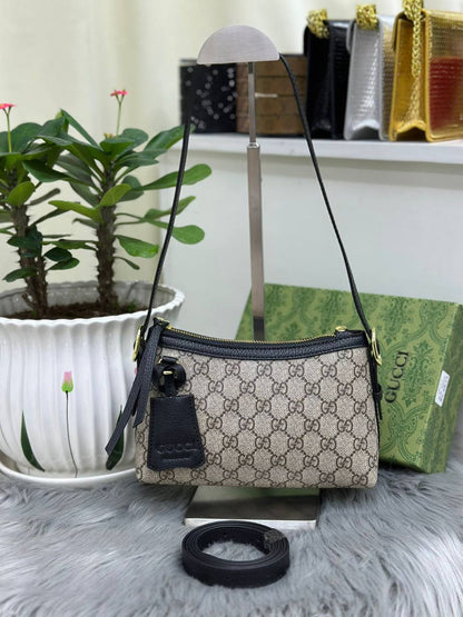 GUCCI
SIZE………. 22CM🌷
90 dhs💓
with BOX✅
🎁🎁🎁

Zain244
♥️♥️♥️