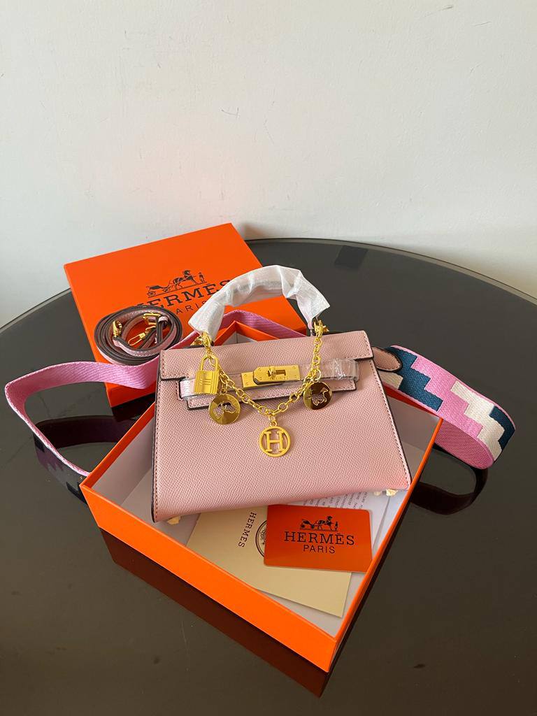 Hermes

100 dhs🇦🇪🇦🇪

size 22cm

with box
Zain26
♥️♥️♥️