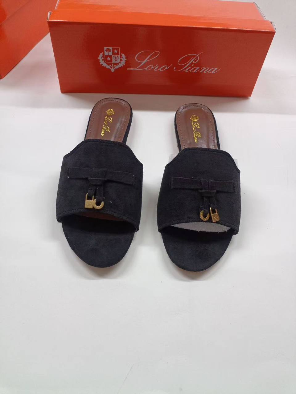 Slippers
65 dhs✅

Size 36-41

Zain161
♥️♥️♥️