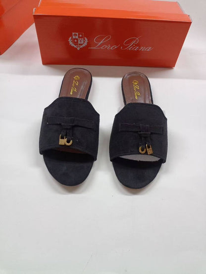 Slippers
65 dhs✅

Size 36-41

Zain161
♥️♥️♥️