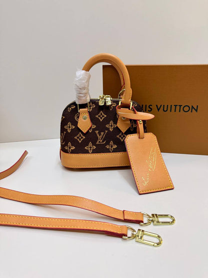 LV
95 dhs✅
with box
size 18×9×13cm

Zain42
♥️♥️♥️