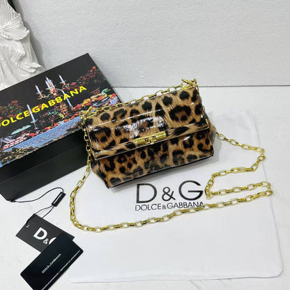 D&G

best quality 
with box

100 dhs🇦🇪🇦🇪
size18CM

Zain290
♥️♥️♥️
