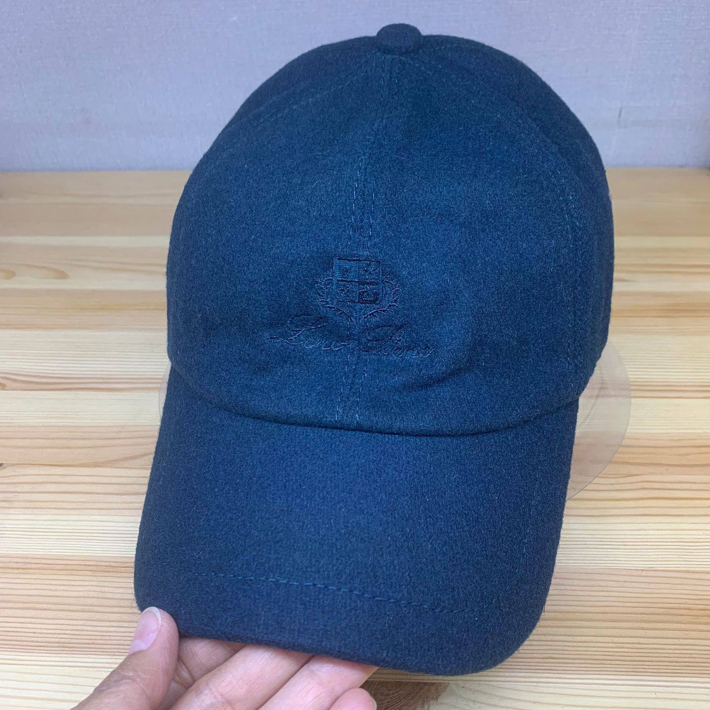 CASHMERE 
LORO PIANA 
MENS CAP 🧢 
FREE SIZE 
120 dhs❤️

Zain88
♥️♥️♥️