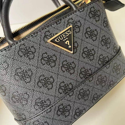 Guess Handbag
Size : 21 * 14 * 7 cm
90 dhs🪙🌺

with box🎁

Zain115
♥️♥️♥️