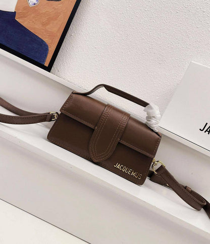 JACQUEMUS 
NEW CAME 

WITH BOX  🎁🎁🎁

105 dhs💓
*Size 20cm*

Zain39
♥️♥️♥️