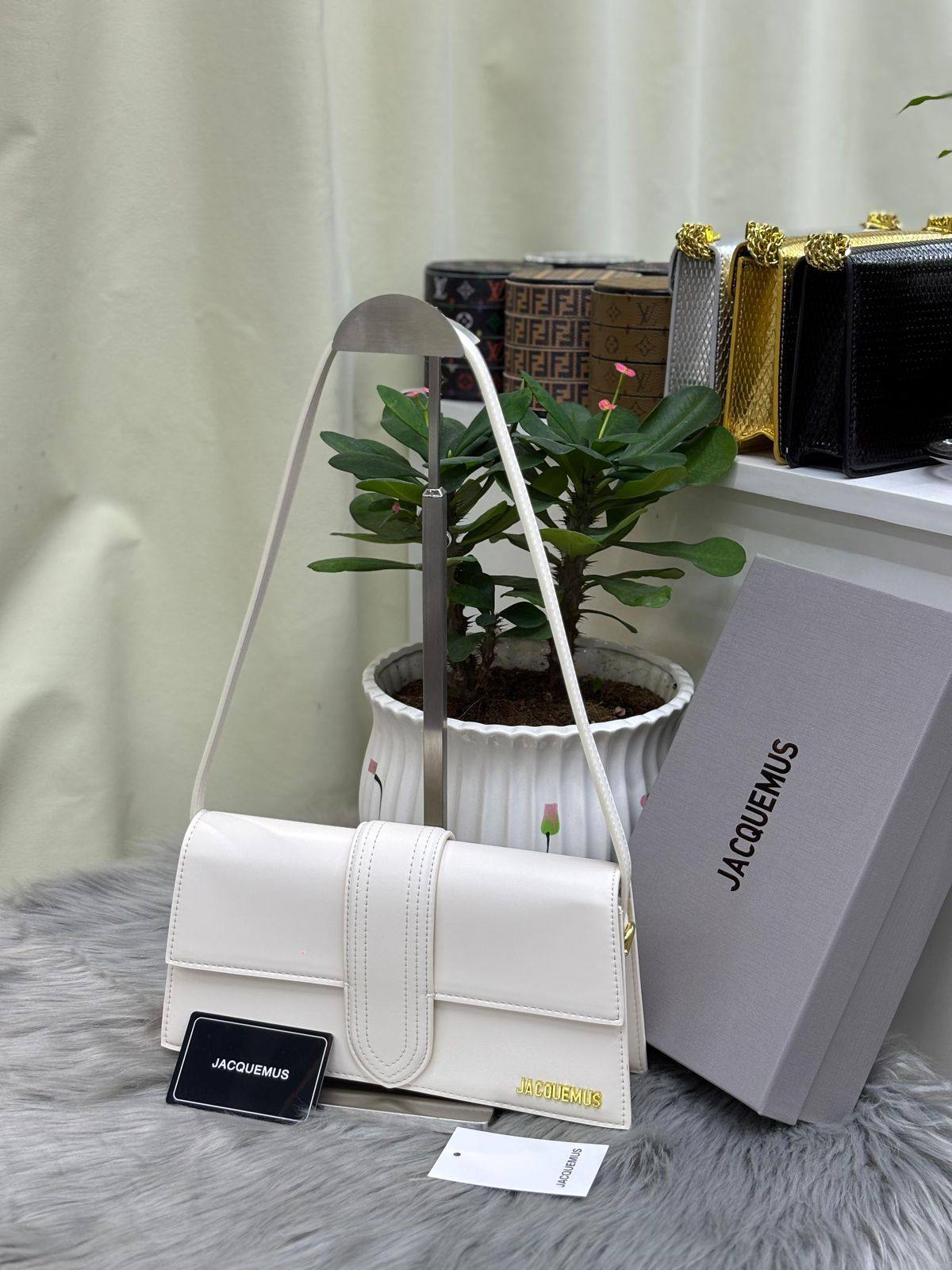 Jacquemus

with box
🎁🎁🎁

95 dhs🗽

Zain244
♥️♥️♥️
