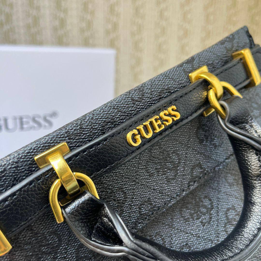 💗 Guess Handbag
1️⃣ First Quality ＋🎁
Size : 23.5 * 17 * 6  cm
90 dhs🪙🌨️
with box🎁

Zain115
♥️♥️♥️