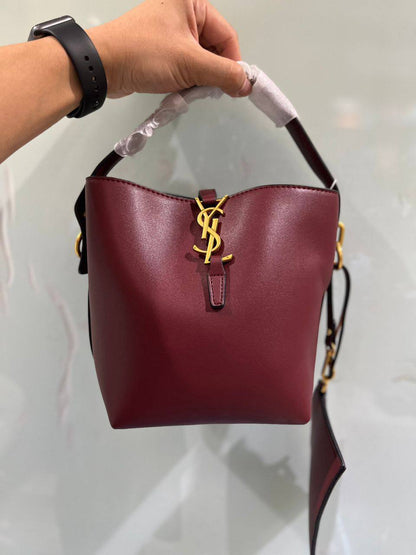 YSL
95 dhs💓

with box
🎁🎁🎁

size 25×13×19cm

Zain42
♥️♥️♥️