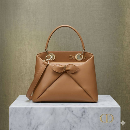 CHRISTIAN DIOR
Cigale Bag front Bow
Calfskin Leather
Gold Hardware
With BOX
Size: 29 cm

 Wʜᴏʟᴇsᴀʟᴇ Pʀɪᴄᴇ : 110 ᴅʜs
Zain239
♥️♥️♥️