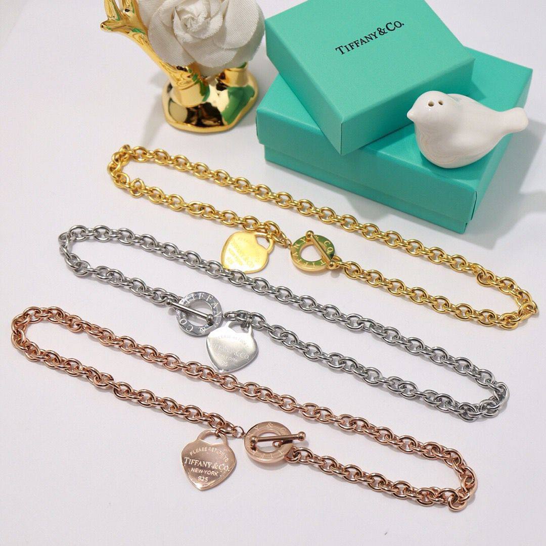 Tiffany ❤️‍🔥*
Necklace ✨
Bracelet 🌸
Master quality 💯
With normal boxes 📦 
75 dhs✅
With master box 🗃️ 
90 dhs✅

Zain216
♥️♥️♥️