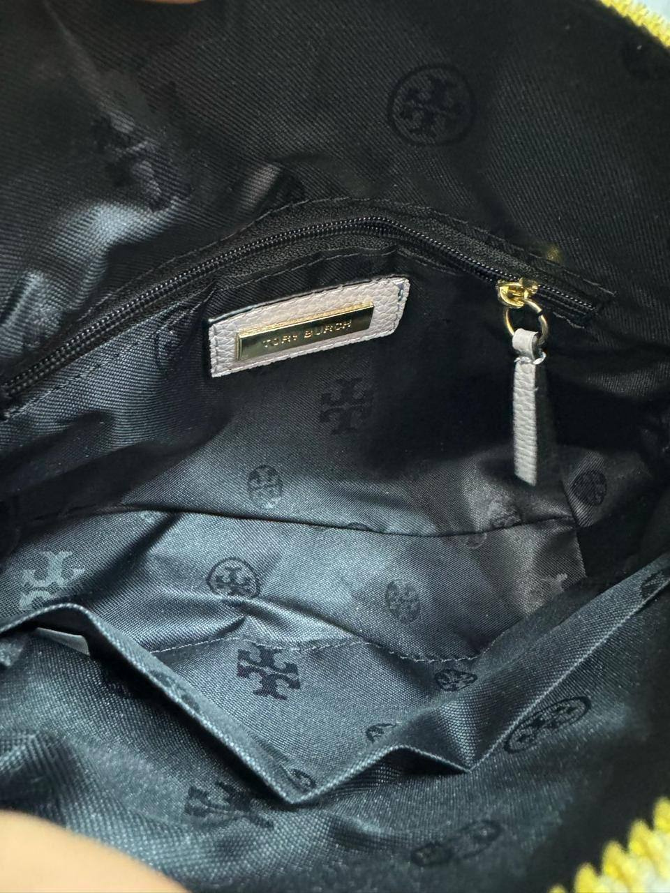🎉 Offer 🎊  Tory Burch

Size :  23 ~ 20 cm

85 dhs🇦🇪

with box🎁

Zain115
♥️♥️♥️