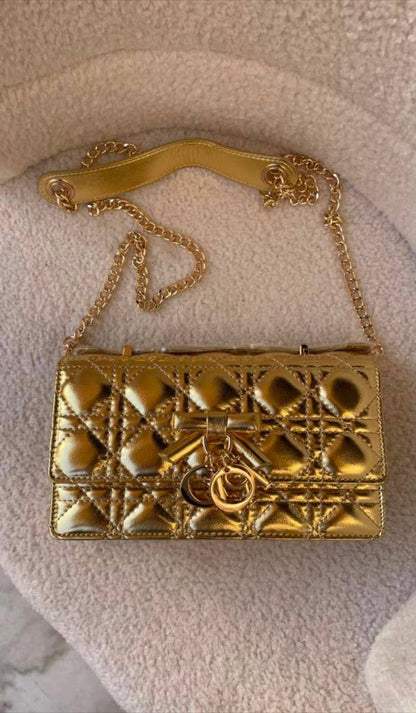 Dior
120 dhs💛
Size：22CM
good-quality with box

Zain35
♥️♥️♥️