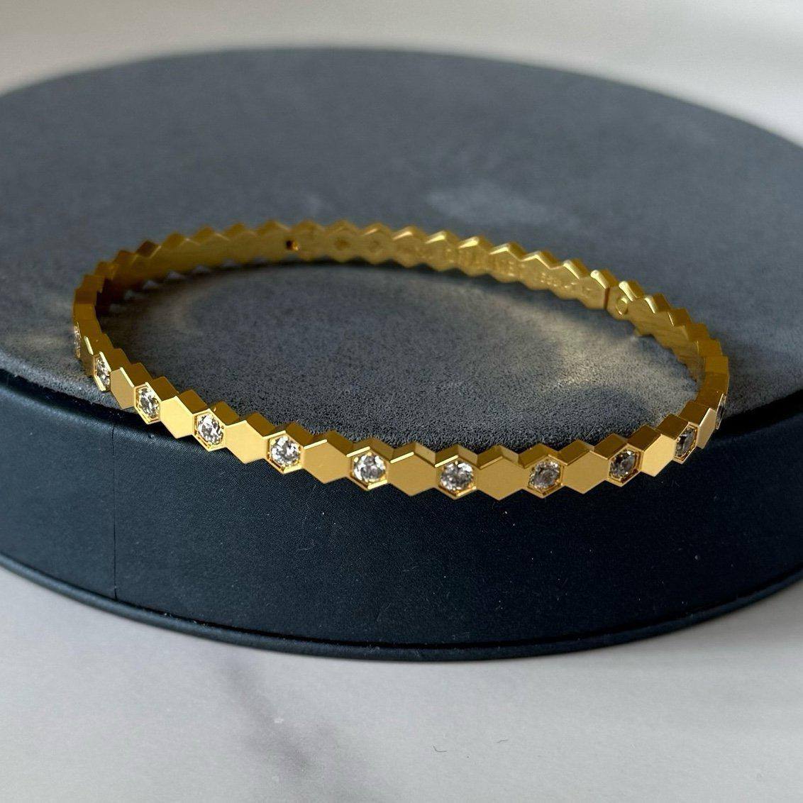 CHAUMET 🦋
Bangle 💥
Master quality 💯

With black boxes 📦 
50 dhs🪙

With master box 🗃️ 
125 dhs🪙

Zain216
♥️♥️♥️