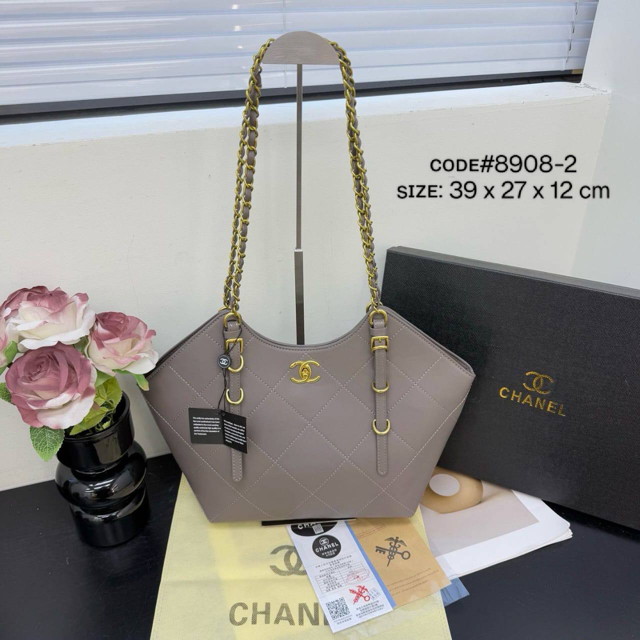 CHANEL ᴍᴀxɪ ᴛᴏᴛᴇʙᴀɢ
ɪɴ ɢᴏʟᴅ ᴄʜᴀɪɴ ʙᴇʟᴛ sᴛʀᴀᴘ
ʜᴀʀᴅ ʟᴇᴀᴛʜᴇʀ ᴍᴀᴛᴇʀɪᴀʟ
sɪᴢᴇ : 39 cm
NO BOX

80 dhs🪙🌨️

Zain31
♥️♥️♥️