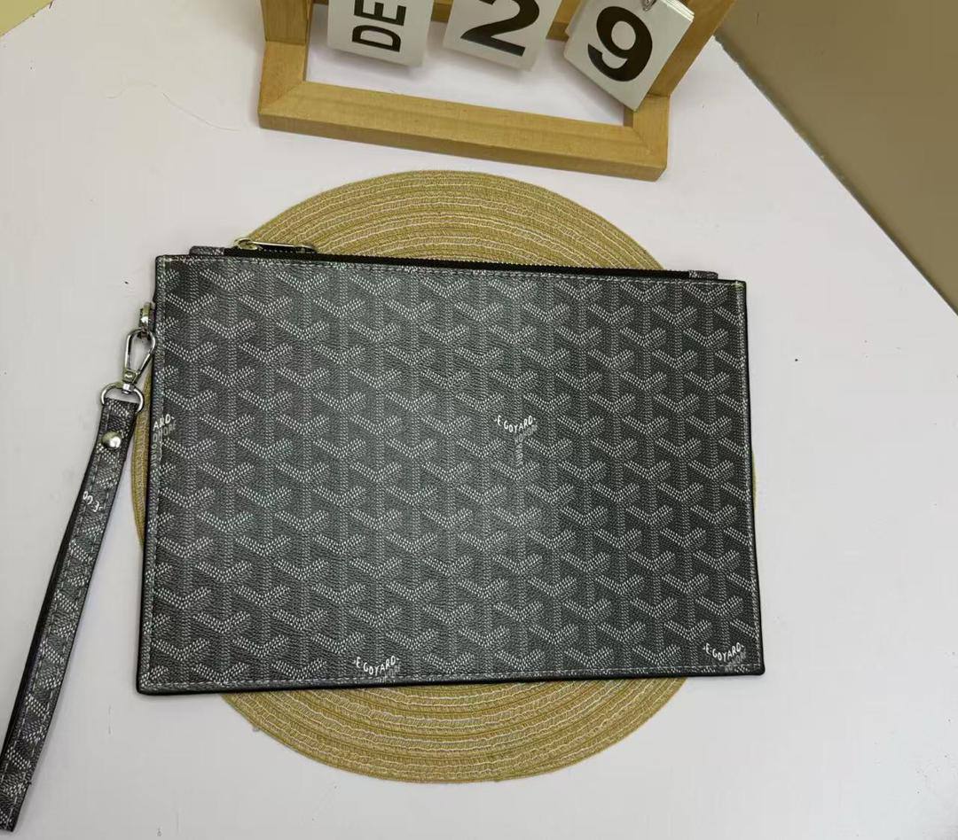 Pouch
60 dhs✅

with box🎁

size 29×20cm

Zain42
♥️♥️♥️