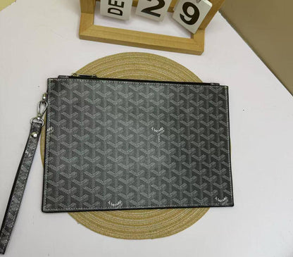 Pouch
60 dhs✅

with box🎁

size 29×20cm

Zain42
♥️♥️♥️