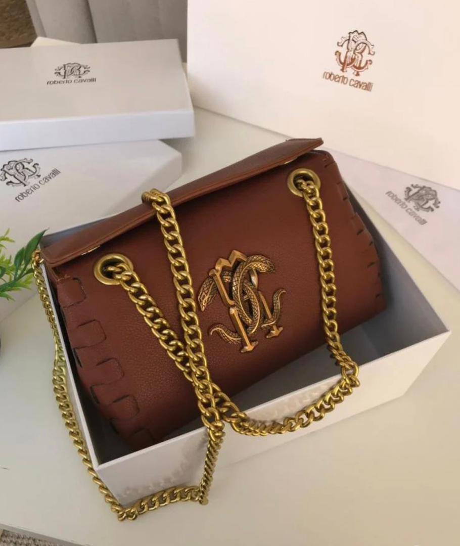 Aigner
110 dhs🪙🌨️
SIZE：20×13×10CM

Good quality

 with box
🎁🎁🎁

Zain35
♥️♥️♥️
