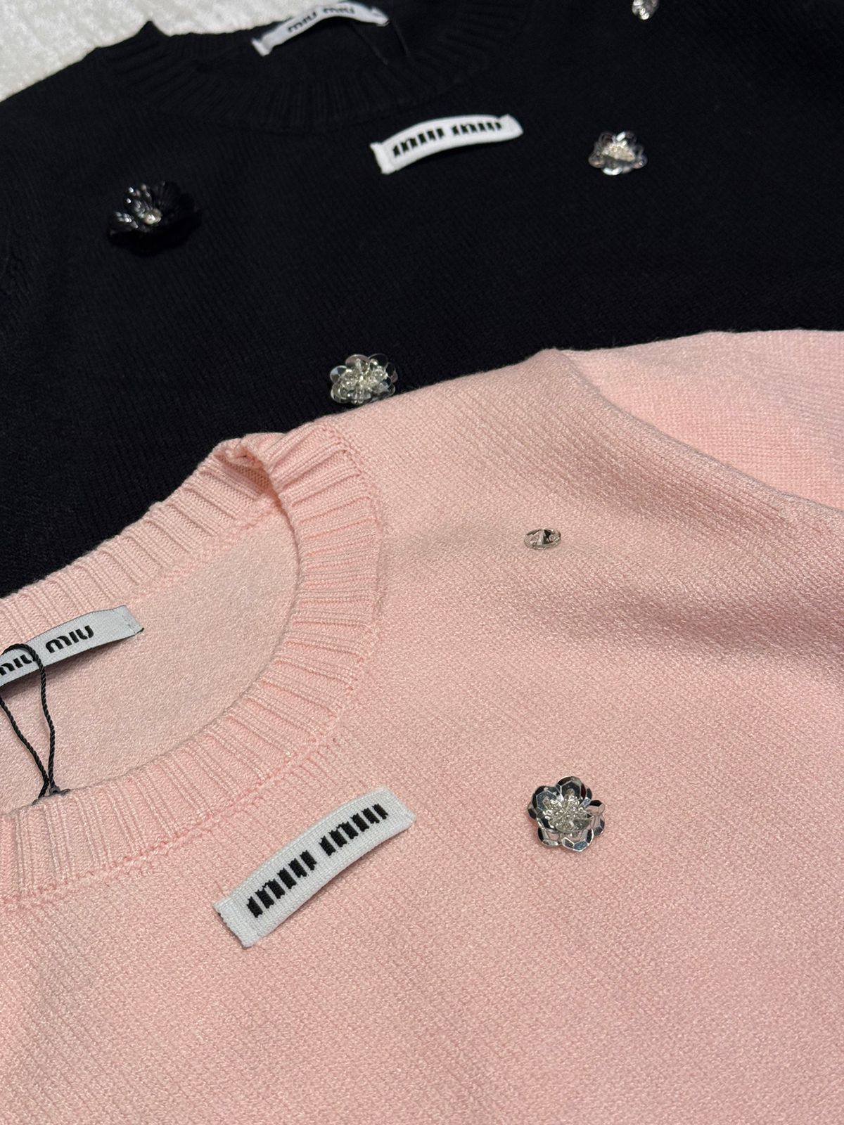 MIU MIU
Women’s Tshirt
Master Quality 
SML
280 dhs💚

Zain276
♥️♥️♥️
