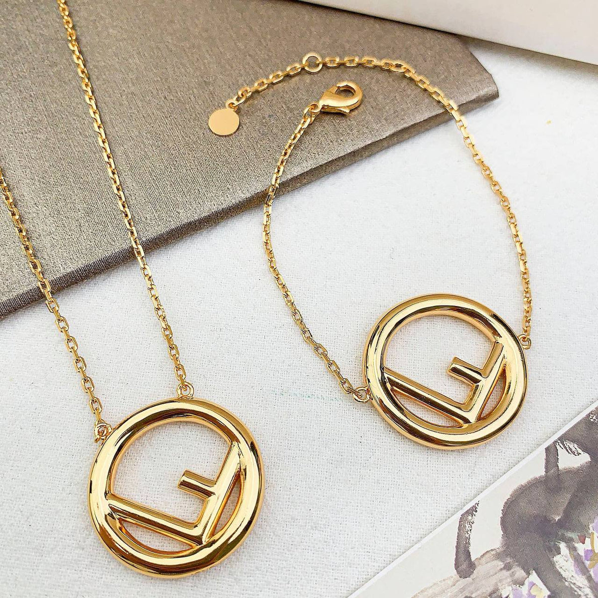 Fendi set
Necklace 
Bracelet 
Master quality 💕

110 dhs🇦🇪 normal box 📦

Zain48
♥️♥️♥️