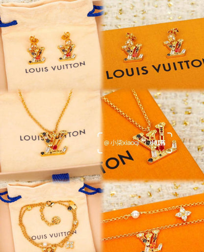 Louis Vuitton ❤️‍🔥
Necklace 💥
Bracelet 💥
Earring ❣️
Master quality 💯
With normal boxes 📦 
120 dhs🪙💕
With master box 🗃️ 
130 dhs🪙💕

Zain216
♥️♥️♥️
