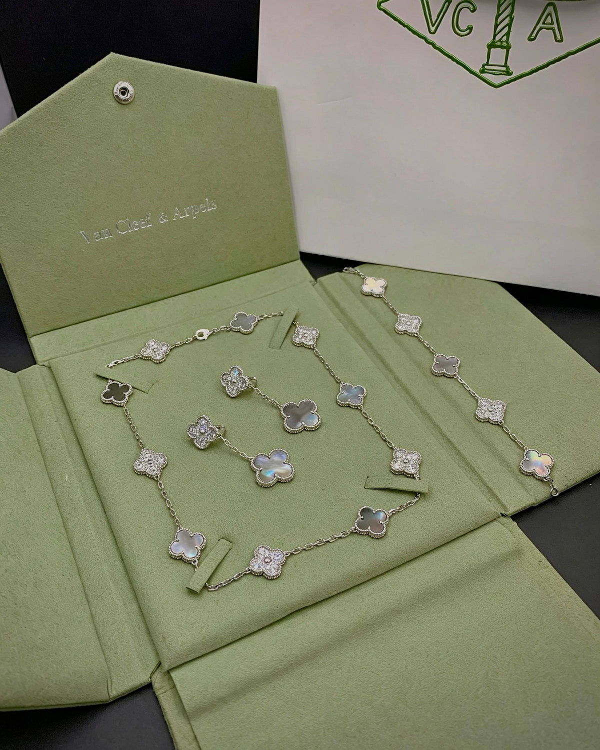 VANCLEAF SET
MASTER ✨💫
NECKLACE BRACELET EARRINGS

WITH SMALL BOX AND PAPER BAG 
320 dhs🇦🇪🇦🇪


WITH SAME BOX 
AND PAPER BAG
380 dhs🇦🇪🇦🇪


SEPARATE NECKLACE 200
BRACELET 100

Zain89
♥️♥️♥️