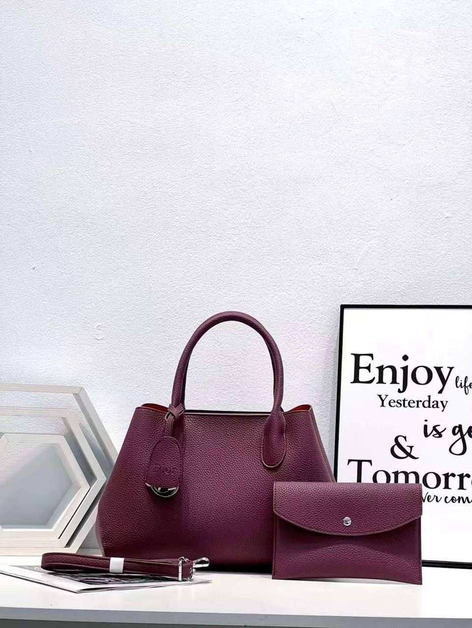 Christian Dior 
115 dhs✅
size 32×22×19cm

Zain161
♥️♥️♥️
