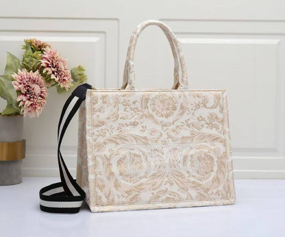 VERSACE  
NEW DESIGN GOOD QUALITY 
105 dhs🪙🌨️

Zain39
♥️♥️♥️