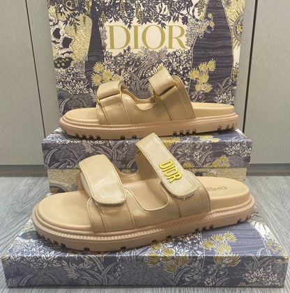 Dior Slippers, 
Good Quality 
Size 36 to 41

With box.pepper bag
105 dhs🇦🇪🇦🇪

Zain120
♥️♥️♥️