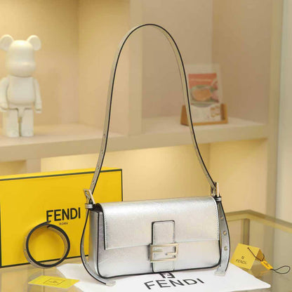 FENDI

Best quality 
with box

130 dhs🇦🇪🇦🇪


size 25CM

Zain290
♥️♥️♥️