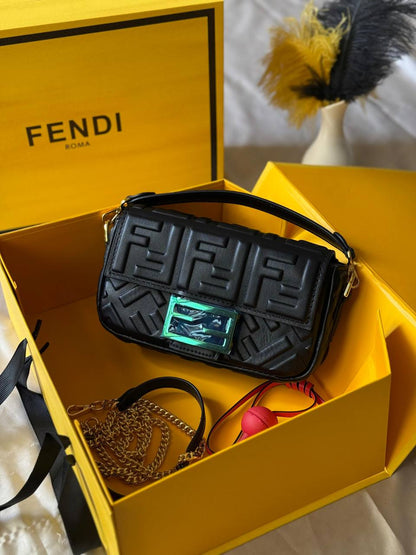 FENDI

20cm
310 dhs🪙🌨️

26cm
330 dhs🪙🌨️

Top quality 
With box🎁

Zain167
♥️♥️♥️