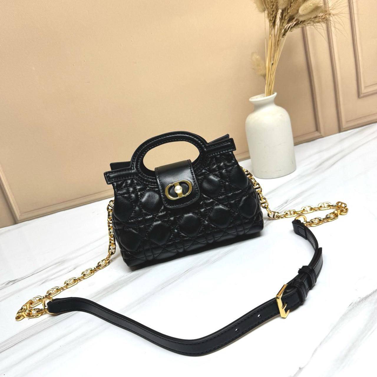 Dior 
Master🌺🌺
300 dhs✅
#17cm🩷🙋‍♂️

Zain228
♥️♥️♥️