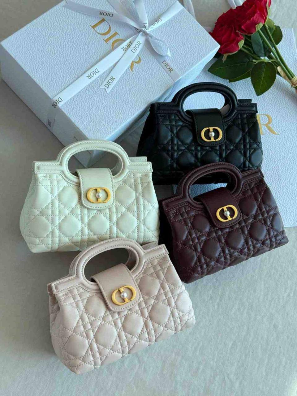 Dior
High Quality
Full leather
300 dhs🪙🌨️

Zain131
♥️♥️♥️