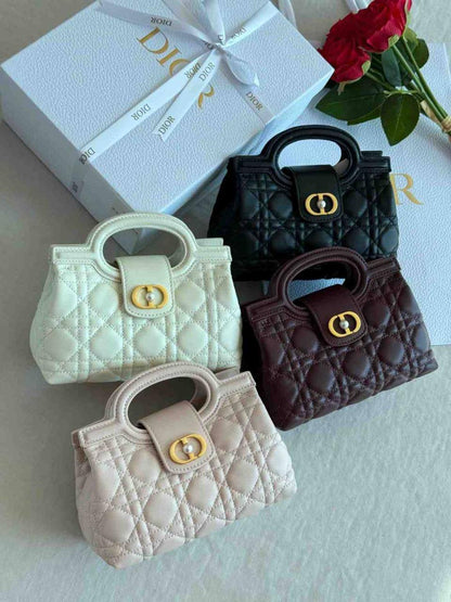 Dior
High Quality
Full leather
300 dhs🪙🌨️

Zain131
♥️♥️♥️