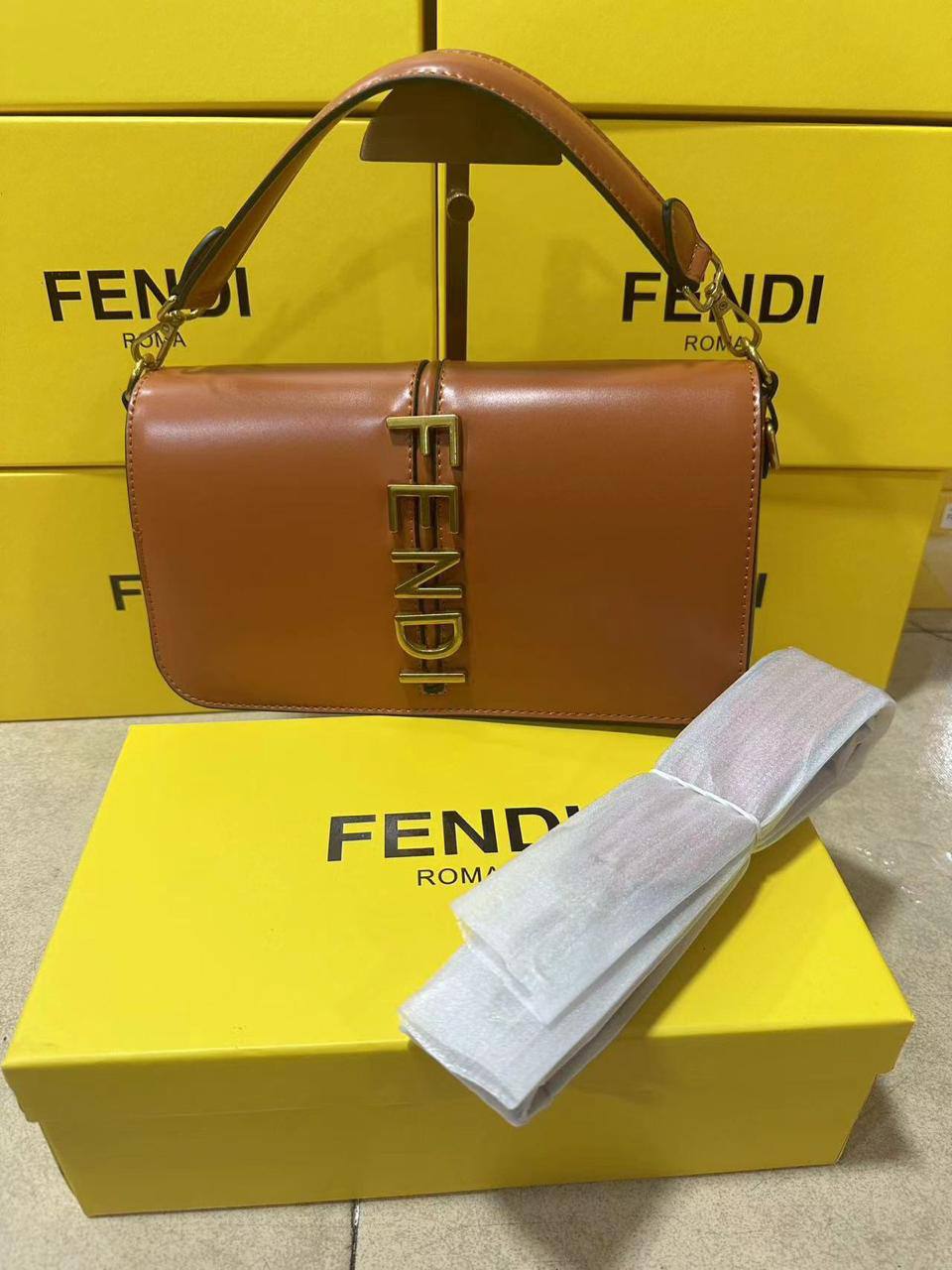 Fendi

1️⃣ First quality +🎁

Size : 25 * 14 cm
90 dhs🇦🇪🇦🇪

with box 🎁
Zain115
♥️♥️♥️