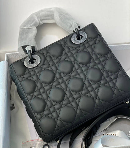 DIOR 

NEW CAME 

GOOD QUALITY 
115 dhs🇦🇪🇦🇪

SIZE: 24cm

Zain295
Zain17
♥️♥️♥️