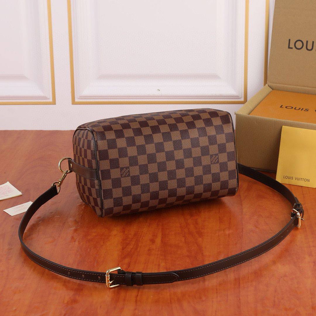 LV SPEEDY 
25CM ,GOOD QUALITY 
WITH BOX 
100 dhs✅

Zain295
♥️♥️♥️