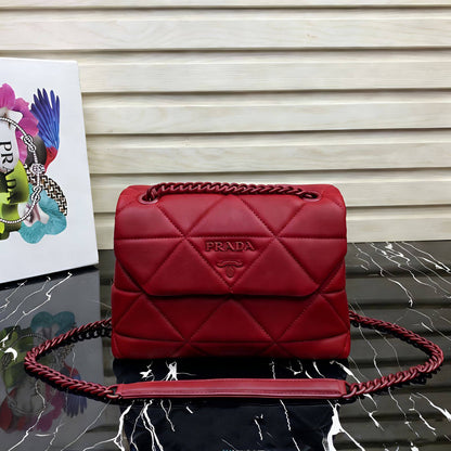 Prada
with box
🎁🎁🎁

95 dhs❣️

Zain38
♥️♥️♥️