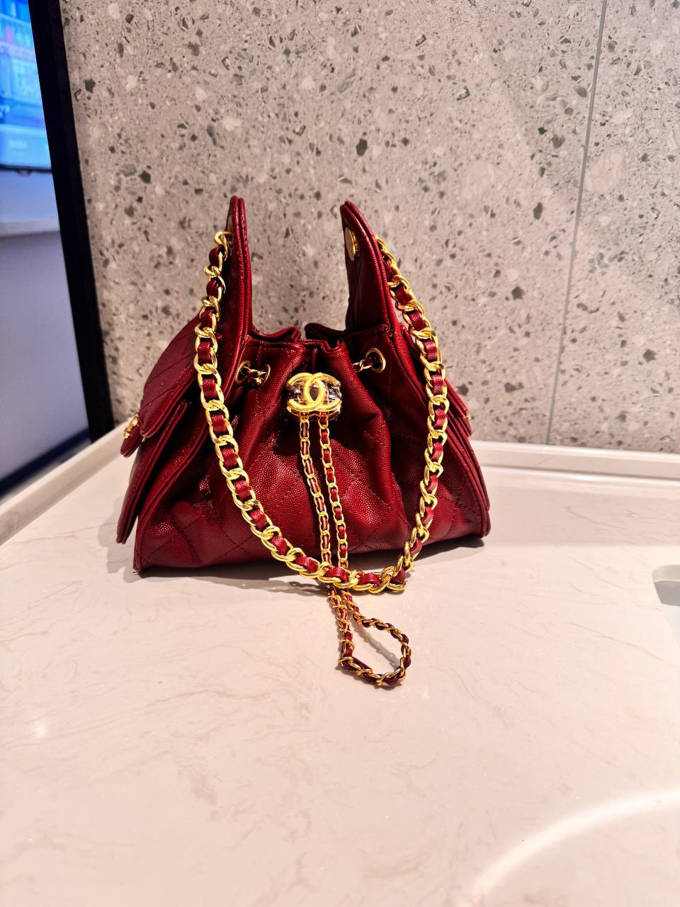 CHANEL
Best quality 

with box
🎁🎁🎁

120 dhs✅
size 20Cm

Zain290
♥️♥️♥️