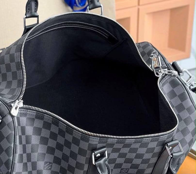 LV
 TRAVELLING BAG NEW CAME GOOD QUALITY 
120 dhs✅
SIZE : 55cm

Zain17
♥️♥️♥️