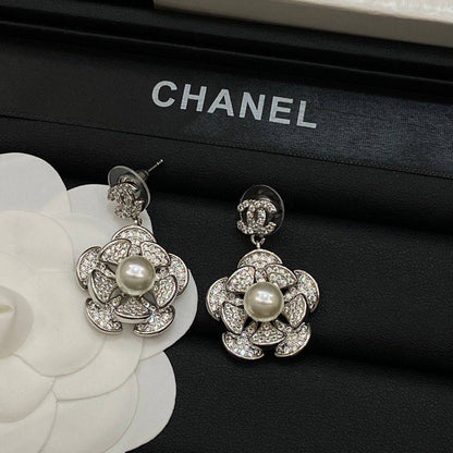 CHANEL❤️‍🔥*
Earring 🐦‍🔥
Master quality 💯
With normal boxes 🗃️ 
55 dhs✅
With master box 📦 
70 dhs✅

Zain216
♥️♥️♥️
