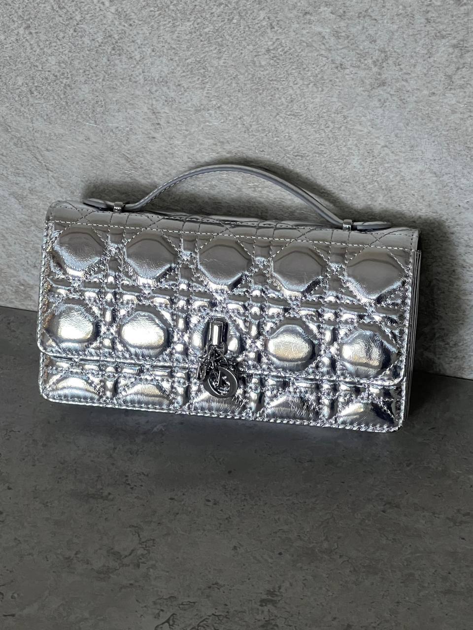Dior 
𝐌𝐈𝐒𝐒 𝐃𝐈𝐎𝐑 𝐖𝐀𝐋𝐋𝐄𝐓 𝐎𝐍 𝐂𝐇𝐀𝐈𝐍 𝐏𝐀𝐓𝐄𝐍𝐓 𝐋𝐄𝐀𝐓𝐇𝐄𝐑 
850 dhs✅*🛍️👌

ETAG4
♥️♥️♥️
